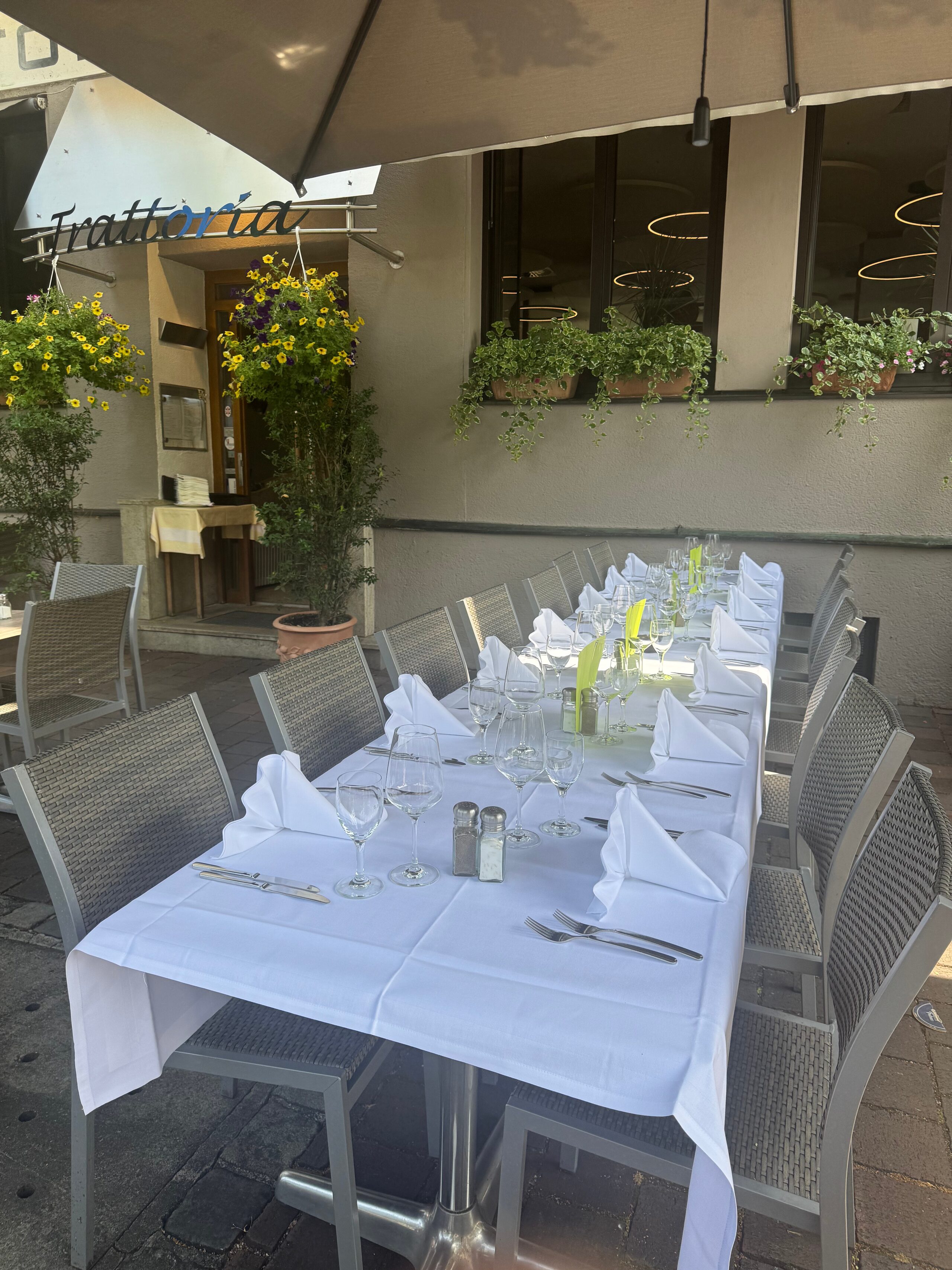 Festlich eingedeckte Terrassen-Tafel der Trattoria 4 Mori